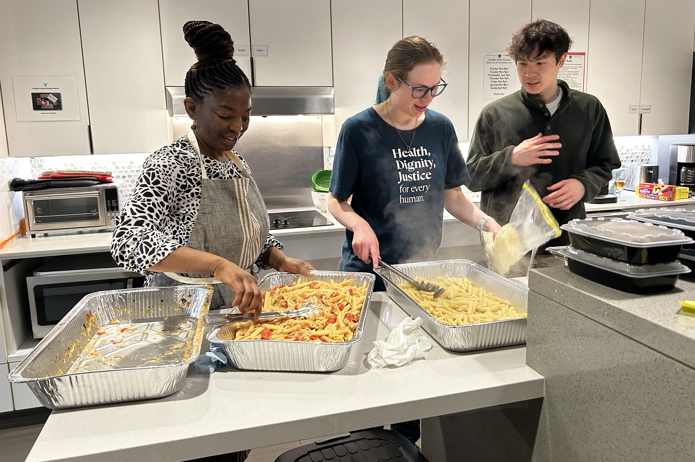 MemChurch staff and students prepare a dinner for a local shelter.