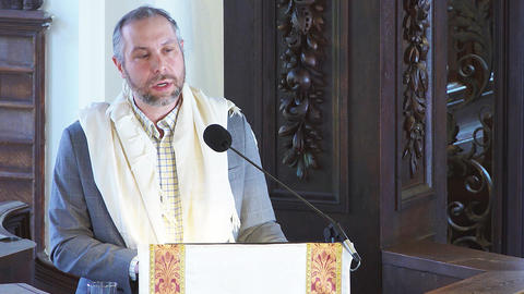 Rabbi Getzel Davis preaches from the pulpit at the Memorial Church, May 17, 2026.