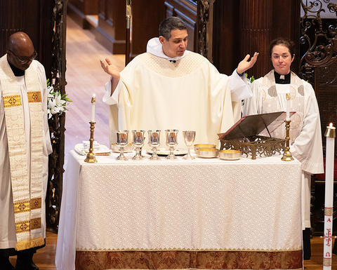 The Rev. Matthew Potts gives communion of Easter Sunday April 5, 2026