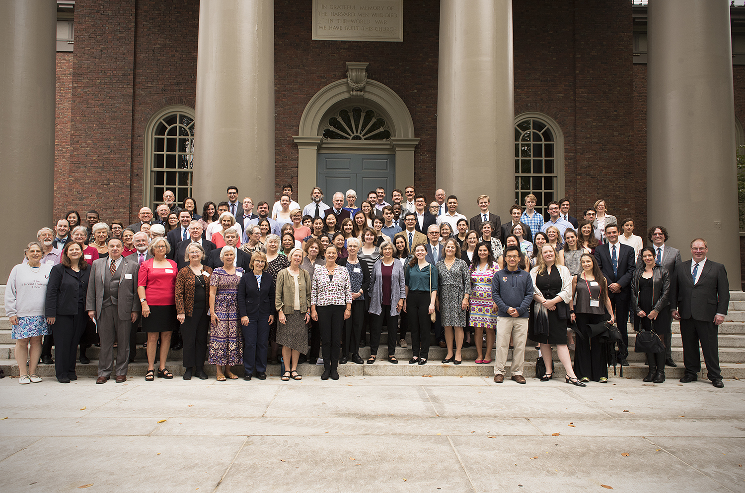 More than 100 University Choir alumni pose for a group shot with current members of the University Choir.