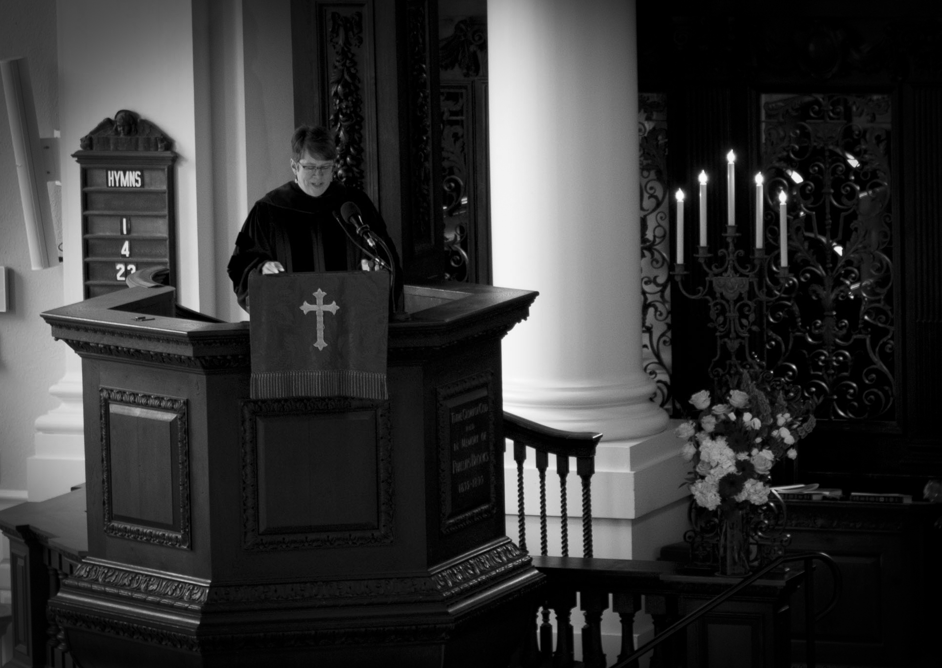 Professor Stephanie Paulsell delivers sermon in Memorial Church